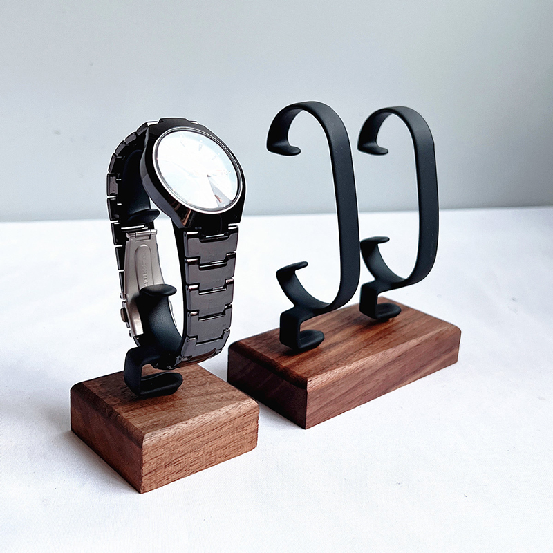 Jewelry And Watches Inc - Drewniany stojak na zegarki w kształcie