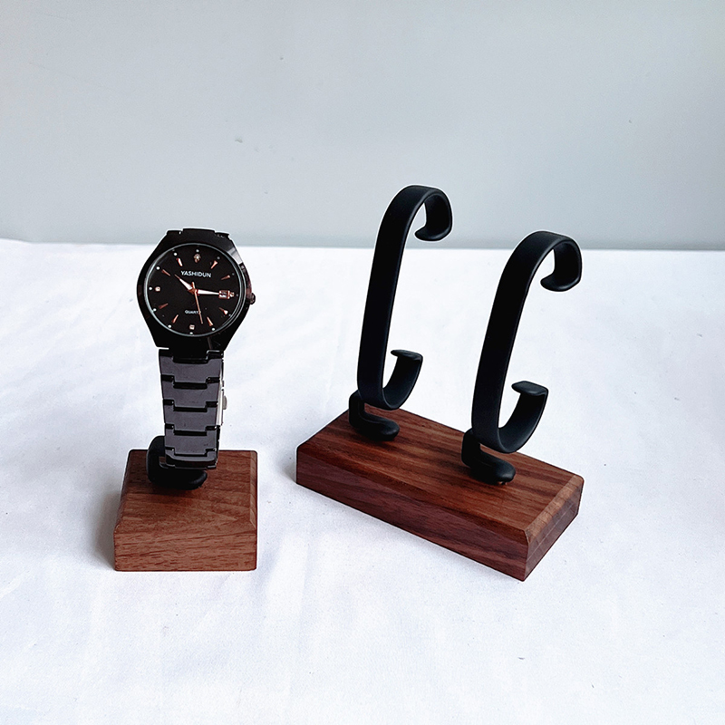 Drewniany stojak na zegarki w  – Jewelry And Watches Inc recenzja i cena