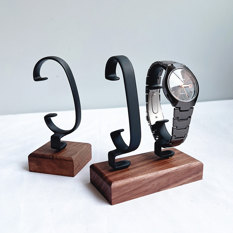 Drewniany stojak na zegarki w  – Jewelry And Watches Inc recenzja i cena